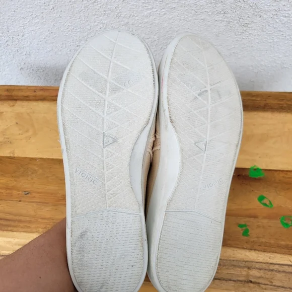 Vionic Beach Slip On Sneaker Canvas Shoes Women's Size 9.5 - Picture 15 of 16